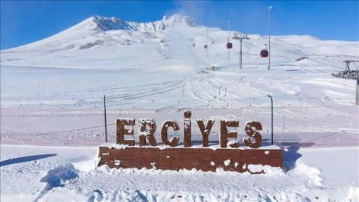 Kar yağışıyla Erciyes beyaza büründü