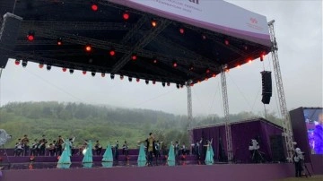 Karabağ'ın sembol şehri Şuşa'da "Harıbülbül" folklor festivali yapıldı
