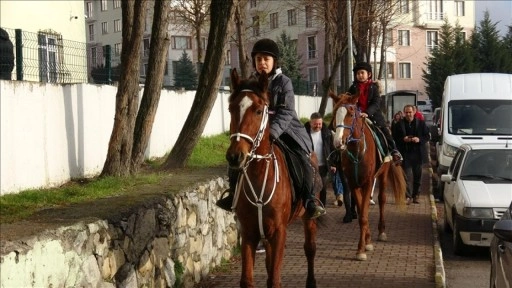 Karabük'te 2 kardeş karne almaya at üstünde gitti