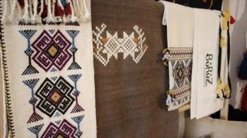 Karacakılavuz dokumalarının geleneksel motiflerini modern tasarımlarla harmanlıyor