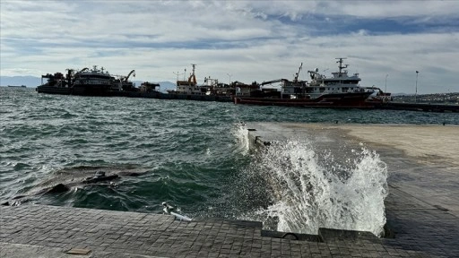 Karadeniz'de fırtına uyarısı sonrası balıkçılar Sinop Limanı'na sığındı