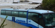 Karadeniz yolcu otobüsünü içine çekti