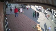 Karaköy&#039;de bir kadın, yanından geçen başörtülü kıza saldırdı