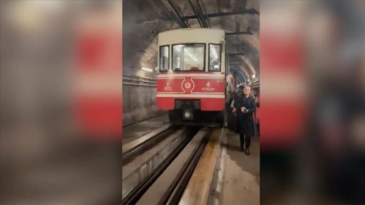 Karaköy tünel hattındaki teknik arıza nedeniyle yolcuların durağa yürümesi görüntülendi