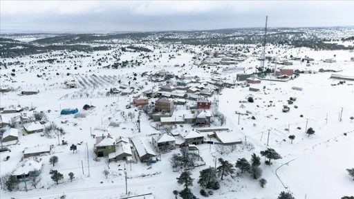 Karaman'da kar yağışıyla beyaza bürünen köyler dronla görüntülendi