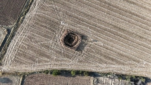 Karaman'da mısır tarlasında obruk oluştu