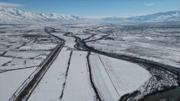 Karasu Nehri'nin oluşturduğu mendereslerin çevresi karla kaplandı