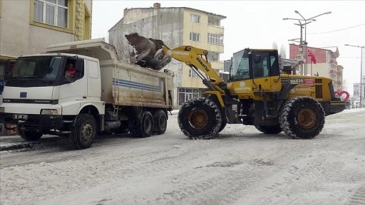 Kars Sarıkamış'ta yoğun yağışla biriken karlar, kamyonlarla ilçe dışına taşınıyor