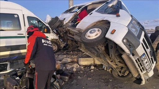 Kars'ta iki minibüs çarpıştı, 1'i ağır 27 kişi yaralandı