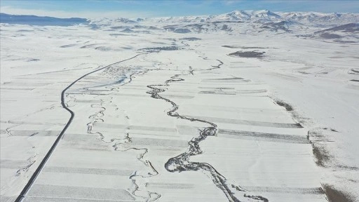 Kars'ta kar altında kalan mendereslerin kış güzelliği