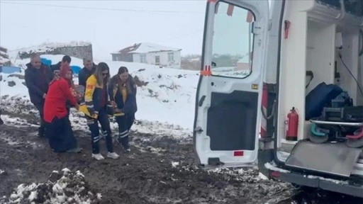 Kars'ta yolu ulaşıma kapanan köyde mahsur kalan hastayı ekipler hastaneye ulaştırdı