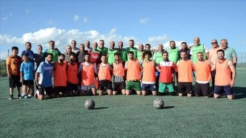 Kars'ta futbolun emektarlarına davul zurnalı turnuva düzenlendi