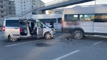 Kars'ta öğrenci servisi ile otomobilin çarpıştığı kazada 6 kişi yaralandı