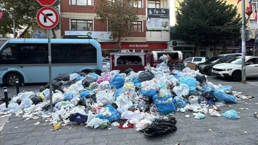 Kartal'da işçilerin eylemi nedeniyle biriken çöplere vatandaş tepki gösterdi