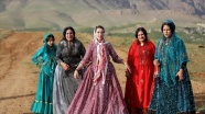 Kaşkay Türk kadınları zorlu göç yolculuklarının son rotası yaylada geleneksel halılarını dokuyor