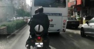 Kaskı başına değil motosiklete taktı