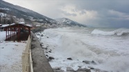 Kastamonu&#039;da etkili olan fırtına nedeniyle Karadeniz&#039;de 4 metre yüksekliğinde dalgalar oluşturdu