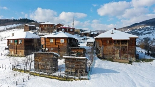 Kastamonu'nun karla buluşan ahşap evleri havadan görüntülendi