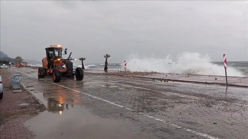 Kastamonu'da dev dalgalar Cide-Bartın kara yolunda su birikintileri oluşturdu