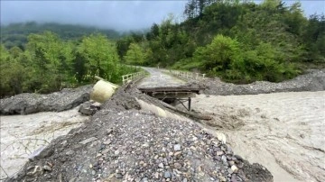 Kastamonu'da sağanak nedeniyle seviyesi yükselen çay, geçici köprülere zarar verdi