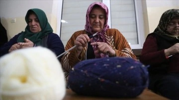 Kastamonu'ya gelen depremzede kadınlar örgü örerek yaşadıklarını unutmaya çalışıyor