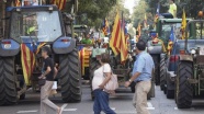 Katalan çiftçilerden traktörlü destek