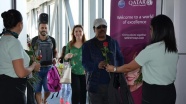 Katar'dan gelen turistler karanfillerle karşılandı