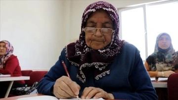 Katıldığı kursta azmiyle 76 yaşında okuma yazmayı öğrendi