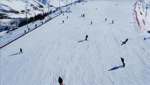 Kayak merkezlerinde en fazla kar kalınlığı 135 santimetreyle Palandöken'de ölçüldü