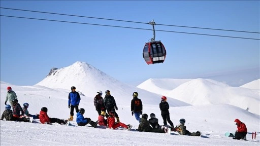 Kayakseverler Erciyes'te kışın tadını çıkarıyor