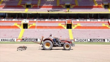 Kayserispor'un stadına UEFA ve FIFA standartlarına uygun çim serimi yapılıyor