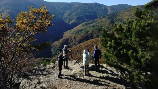 Kazdağları'nı ziyaret eden doğaseverler sonbahar renkleri eşliğinde zaman geçiriyor