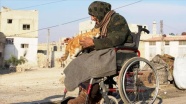 Kedilerin annesi İdlib'deki bombardımandan tekerlekli sandalyesiyle kaçtı