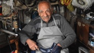 Kerkük&#039;te 85 yaşındaki ayakkabı ustası, 60 yıldır mesleğini tutkuyla yapıyor