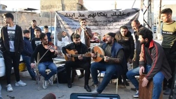 Kerkük'te bir grup sokak müzisyeni kazandıklarını depremzedelere bağışlıyor