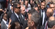 Kılıçdaroğlu'nun aracını yumrukladılar