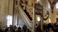 Kılıçla hutbe geleneği Eski Cami'de devam ediyor