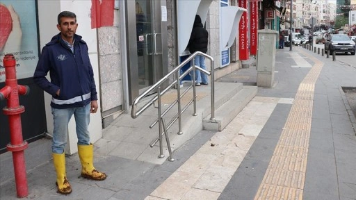 Kilis'te belediye işçisi banka şubesine çamurlu ayakkabısını çıkarıp girdi