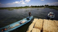 Kiraladıkları adada hazırladıkları saman balyalarını &#039;yüzdürerek&#039; karaya ulaştırıyorlar