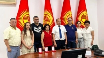 Kırgızistan'da karaciğer nakli ameliyatına katılan Türk doktorlar ödüllendirildi
