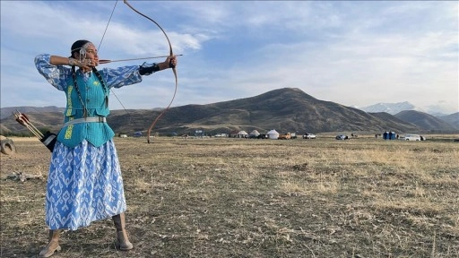 Kırgızistan'da okçuluk sporuna kadınların ilgisi artıyor