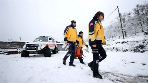 Kırklareli'nde sağlık ekipleri karlı yolları paletli ambulanslarla aşıyor