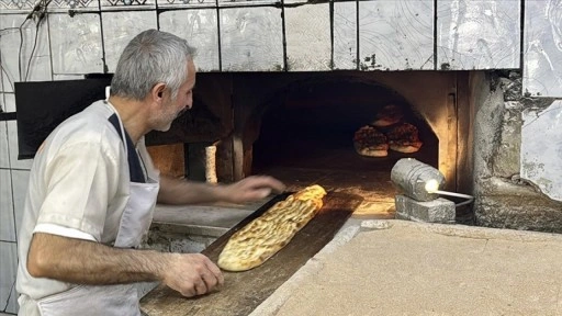 Kırşehir'de Ramazan pideleri ilk sahur için fırınlarda yerini aldı