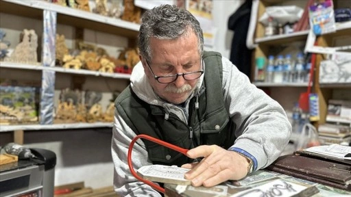 Kırtasiye dükkanında kıl testereyle dekoratif ürünler yapıyor