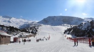 Kısıtlamadan muaf tutulan turistler Ergan Dağı Kayak Merkezi&#039;nin keyfini çıkardı