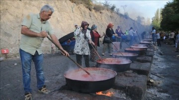 Kışlık salçaların kaynatıldığı kazanlar birlik ve beraberliği pekiştiriyor