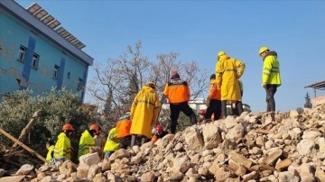 KKTC sivil savunma ekipleri, Hatay'da bir kişiyi enkazdan çıkardı