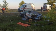 Kocaeli&#039;de kamyonla çarpışan otomobildeki 5 kişi hayatını kaybetti