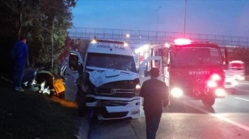 Kocaeli'de işçi servisi ile otomobilin karıştığı kazada 14 kişi yaralandı