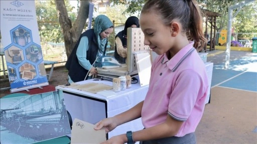 Kocaeli'de öğrenciler, geri dönüşümle kağıt yaparak sıfır atık bilinci kazanıyor